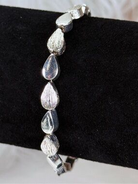 Elegant vintage Napier Silvertone Teardrop Bracelet
